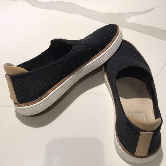 ugg sammy slip on black